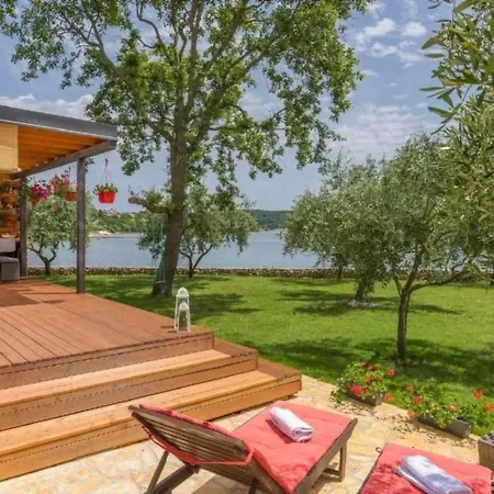 House Ive- Romantische Flucht- Jacuzzi- Pool- By Interhome Ferienhaus Pula