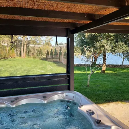 House Ive- Romantische Flucht- Jacuzzi- Pool- By Interhome *