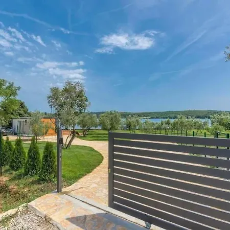 Ferienhaus House Ive- Romantische Flucht- Jacuzzi- Pool- By Interhome Pula